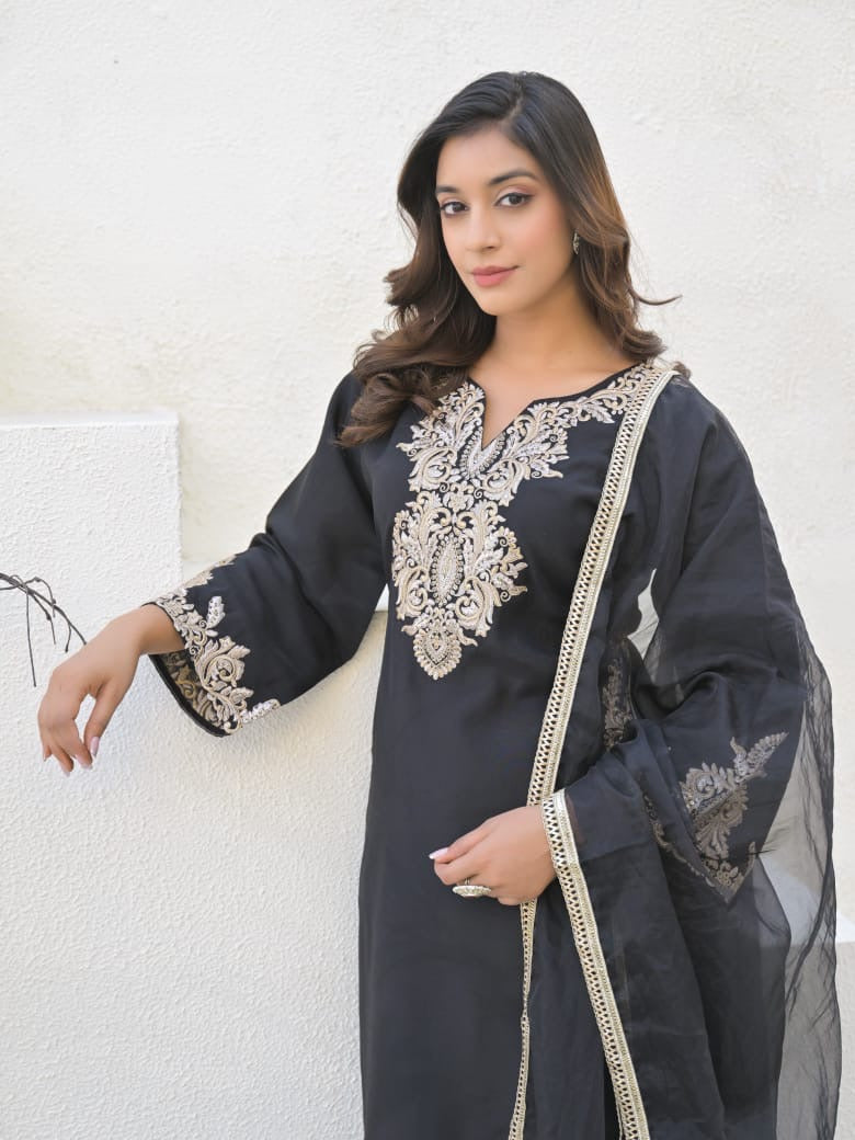 Monochrome Zardozi Magic 🖤🤍
